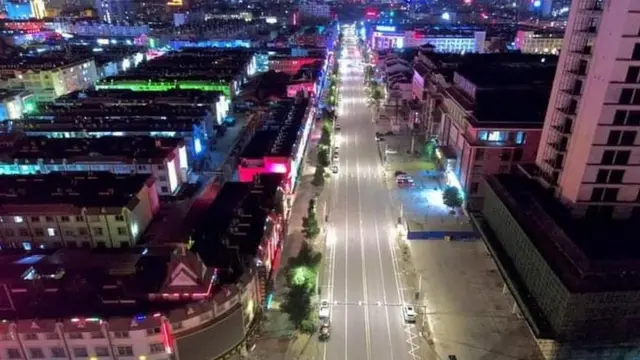 လော့ခ်ဒေါင်းလုပ်ထားတဲ့ရွှေလီမြို့ ညမြင်ကွင်း