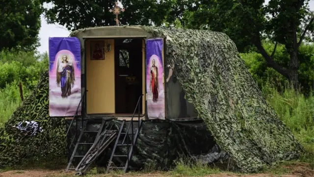 كنيسة متنقلة ترافق وحدة عسكرية روسية في تدريباتها