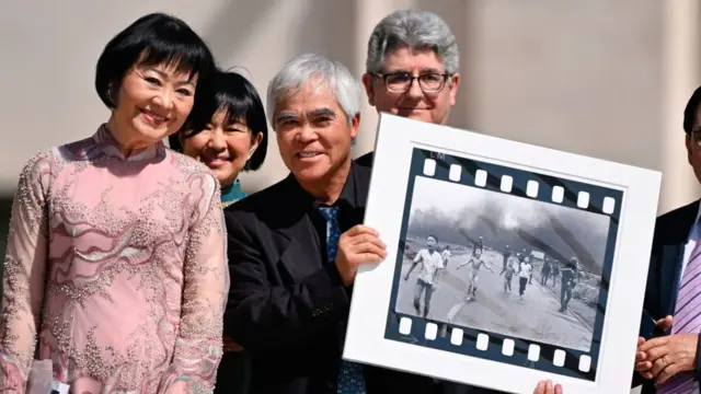 Bà Kim Phúc và ông Nick Ut dự buổi thánh lễ ngoài trời của Giáo hoàng Francis ở Vatican hôm 11/5