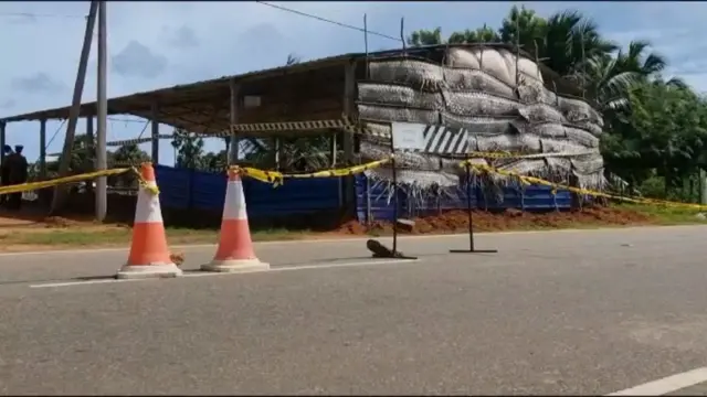 මාර්ගය කැනීම් සඳහා මාර්ග සංවර්ධන අධිකාරියේ අවසරය ලබාගැනීම වෙනුවෙන් සමූහ මිනිවළ ආශ්‍රිත කැනීම් කටයුතු තාවකාලිකව නවතා දැමිණි.