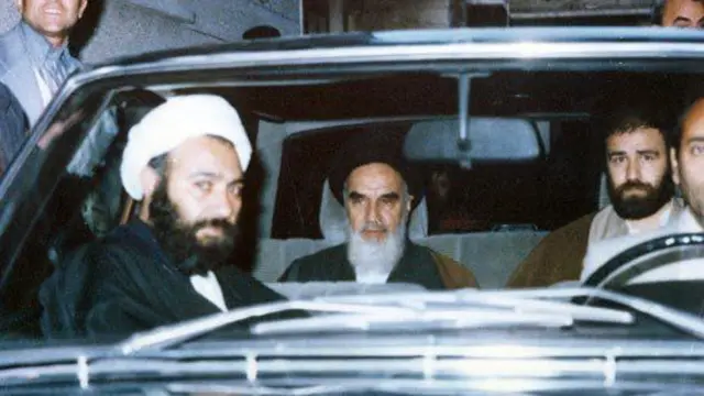 احمد و روح‌الله خمینی (راست و وسط) در کنار حسن صانعی (چپ)