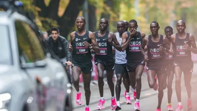 Kenijac Elijud Kipčoge (u sredini, u belom) 