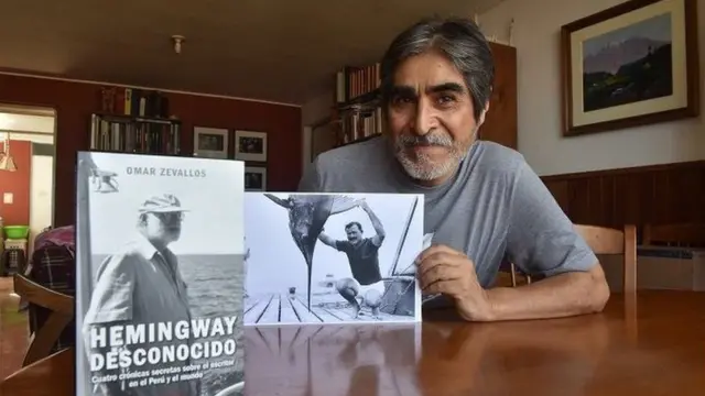 Escritor Omar Zevallos frente a su libro de Hemingway
