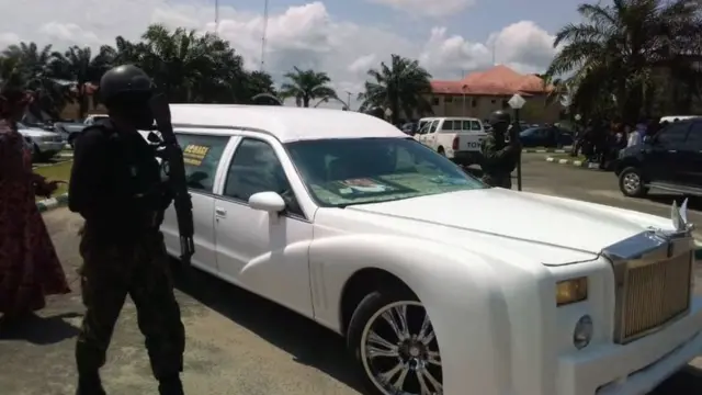 Ụgbọala e jiri buru ozu Ọchịagha Ndubuisi Kanu