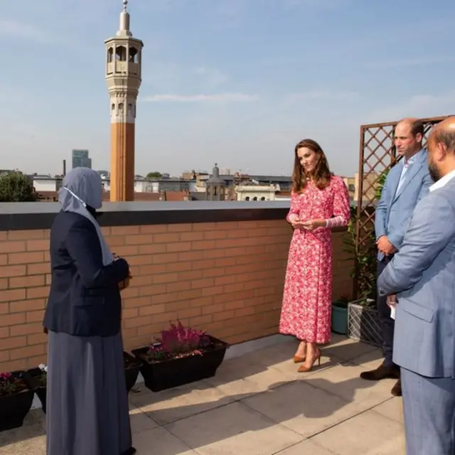 প্রিন্স উইলিয়াম পূর্ব লন্ডনের একটি মসজিদ পরিদর্শন করছেন।