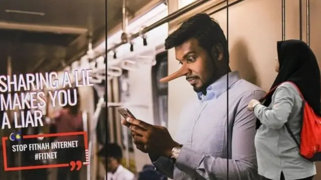 কুয়ালালামপুরে বাসে-ট্রেনে 'ফেক নিউজ' নিয়ে মানুষকে সচেতন করা হচ্ছে।