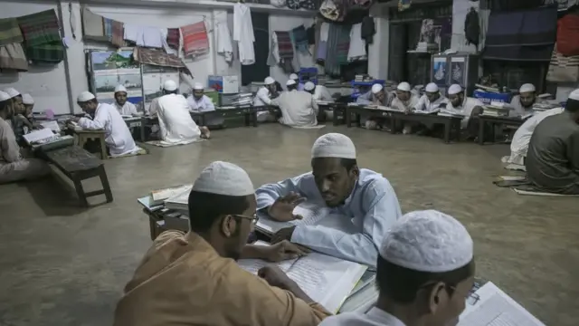 Erkak hushidan ketgan mast ayolni sikadi.