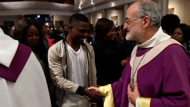 Onye ụkọchukwu na-ekwe mmadụ n'aka