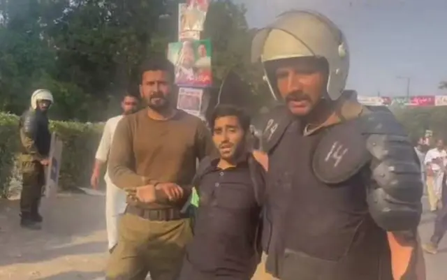 पुलिस और कार्यकर्ताओं के बीच झड़प भी हुई है