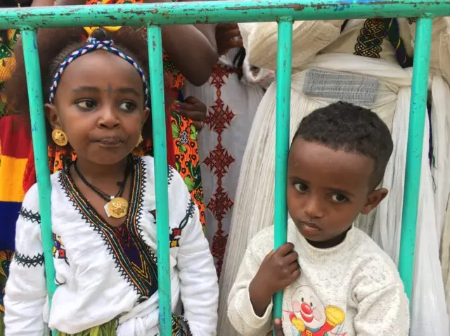 A kasar da ke kusa da su kuma, Ethiopia,wadannan yaran suna halartar wani bikin kwana uku da ake yi mai suna Ashenda.