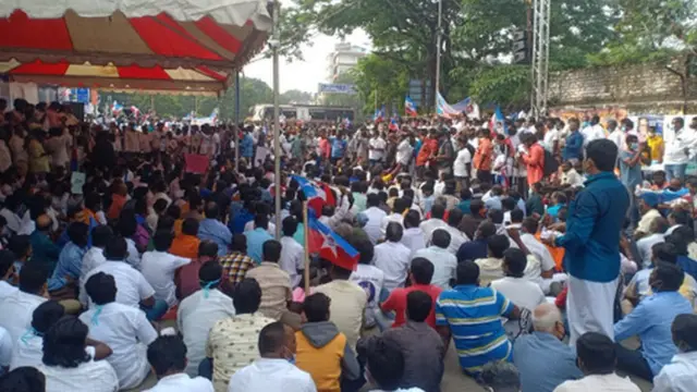 ரஜினிகாந்த் அரசியலுக்கு வர வலியுறுத்தி சென்னையில் ரசிகர்கள் ஆர்ப்பாட்டம்