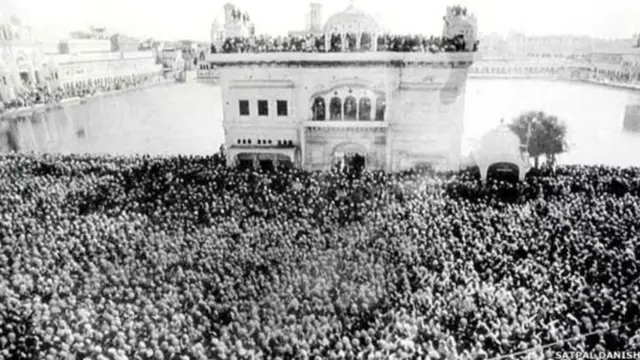 સુવર્ણમંદિરની બહાર ભીડ