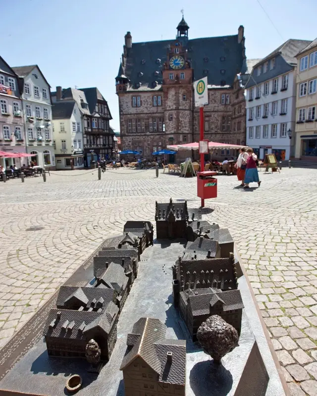 పాక్షిక అంధత్వం ఉన్న వారు తమ దారిని తెలుసుకునేందుకు ఉపయోగపడేలా చాలా కూడళ్లలో నమూనా నిర్మాణాలను ఏర్పాటు చేశారు.