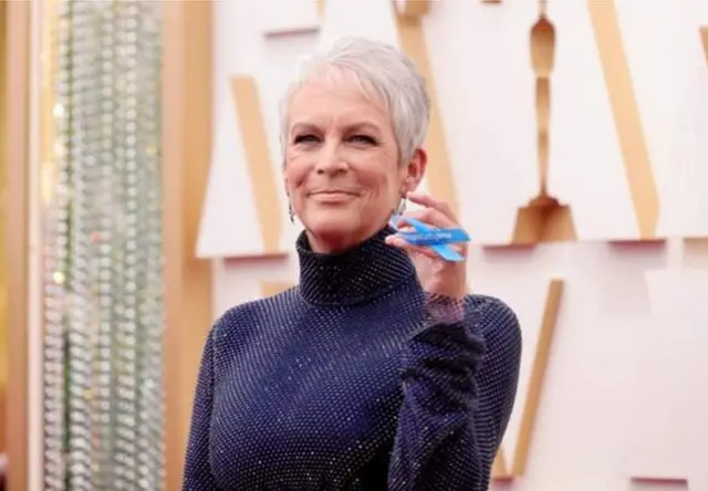 傑米·李·柯蒂斯（Jamie Lee Curtis）展示了一條藍絲帶，呼籲關注難民困境