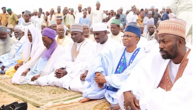 Gwamnan jihar Kaduna Malam Nasir el-Rufai (na biyu daga dama) loakcin da ya halarci sallar idi a wani masallaci da ke Birnin Gwari a jihar Kaduna ranar Juma'a