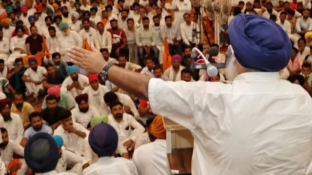 ਸੁਖਬੀਰ ਸਿੰਘ ਬਾਦਲ ਵੱਲੋਂ ਕੀਤੇ ਜਾ ਰਹੇ ਵਾਅਦਿਆਂ 'ਤੇ ਵੀ ਕਿਸਾਨ ਤੇ ਆਮ ਲੋਕ ਸਵਾਲ ਚੁੱਕ ਰਹੇ ਹਨ।