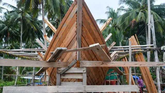 Satu buah kapal motor berukuran sekitar 30-40 GT dapat diselesaikan dalam waktu empat bulan dengan biaya pembuatan sekitar Rp150 juta di Desa Tanjung, Natuna.