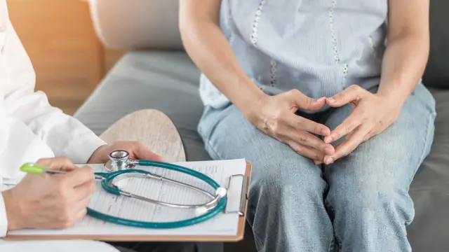 Médico con paciente