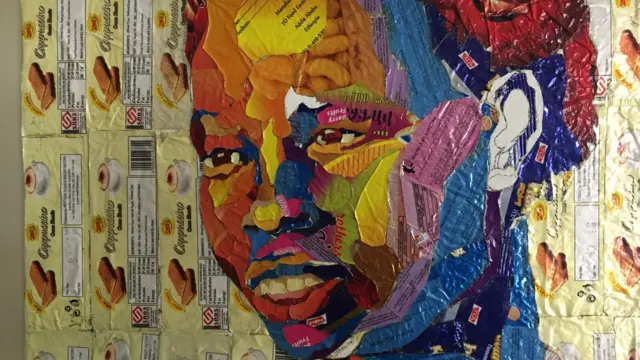 ይህ ስዕል ከተጣሉ የብስኩት መጠቅለያ ላሰቲኮች የተሰራ ነው