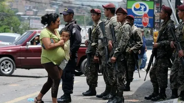 Soldados patrullan en Honduras