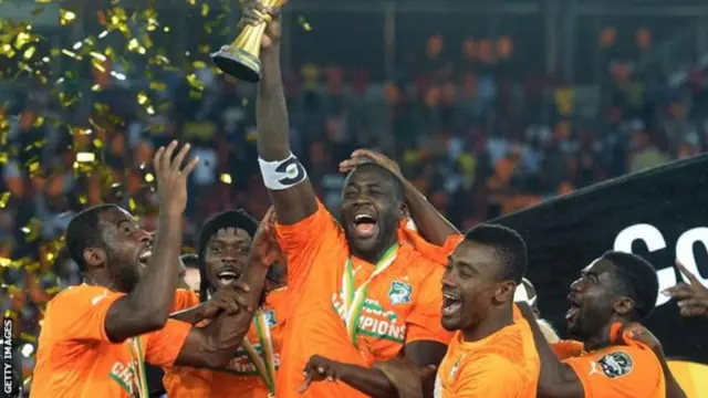 Yaya Toure oo ah kabtanka Ivory Coast ayaa ku guulaystay koobkii Qaramada Afrika ee sannadkii 2015kii