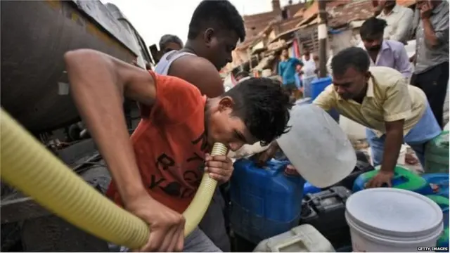 टैंकर से पानी भरते लोग