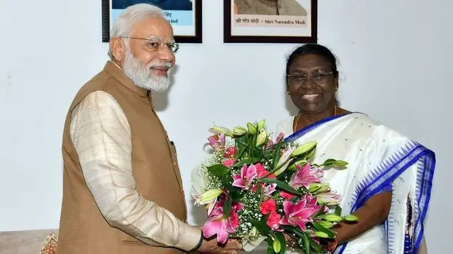 రాష్ట్రపతిగా ఎంపికైన ద్రౌపది ముర్మును అభినందిస్తున్న ప్రధాని నరేంద్ర మోదీ
