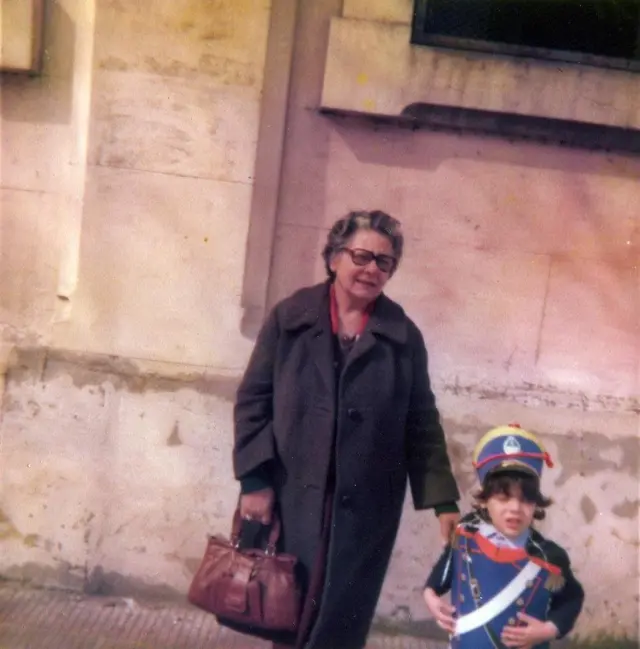 Mujer acompaña a un niño que está disfrazado