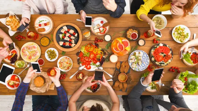 Mesa en la que todos están con su celular