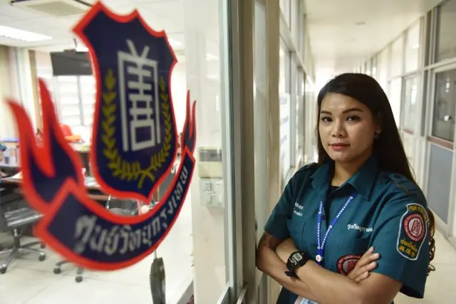 หญิงกู้ภัย