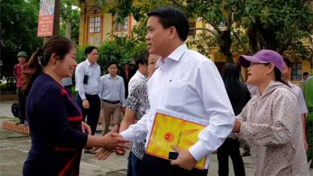 Chủ tịch UBND thành phố Nguyễn Đức Chung về gặp người dân và chính quyền xã Đồng Tâm hôm 22/4