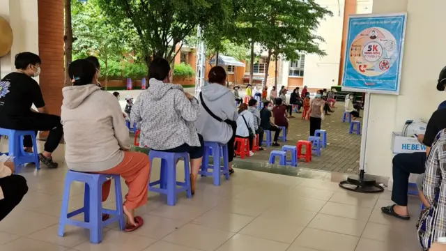 Xếp hàng chờ tiêm vaccine ở TP HCM