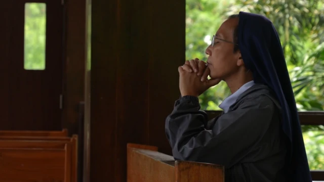 Suster Laurentina berdoa.