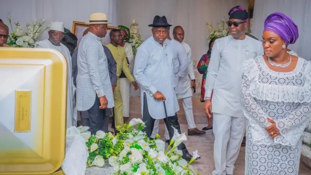 Gomina Seyi makinde n dagbere fun iya rẹ