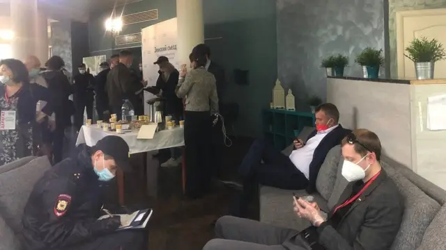полицейские собирают объяснения у участников съезда