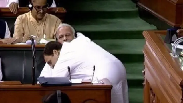 લોકસભામાં નરેન્દ્ર મોદીને આલિંગન કરી રહેલા રાહુલ ગાંધી