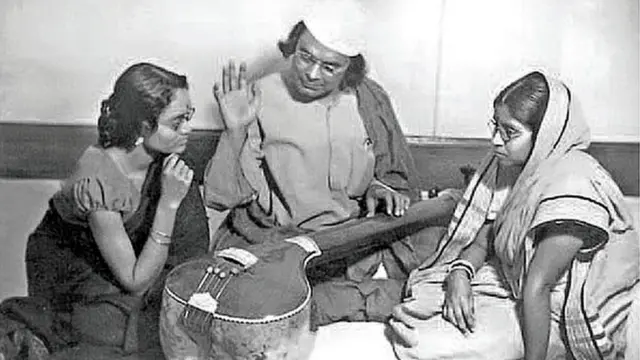 শিষ্যদের সঙ্গীত শিক্ষা দিচ্ছেন কাজী নজরুল ইসলাম।