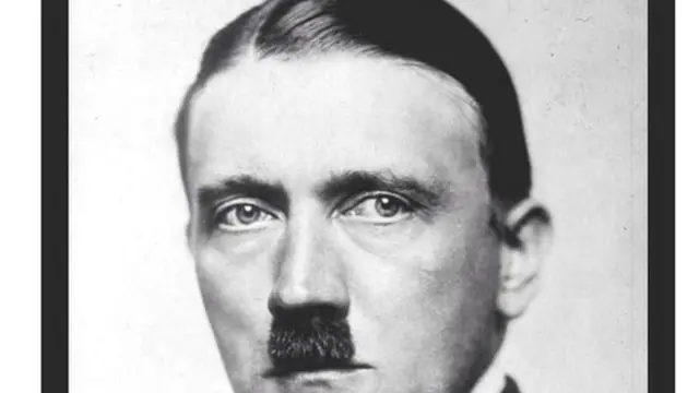 Yana da yankakken gashin baki mai kauri