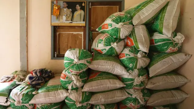 กระสอบข้าวที่กองไว้ที่บ้านของนายจำปา