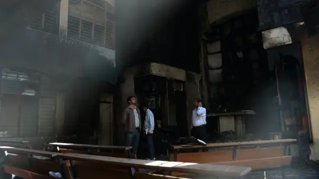 2 दिसंबर 2014 को दिल्ली के सैंट सेबैस्टियन्स चर्च में आग लगने के बाद जांच करते पुलिस अधिकारी