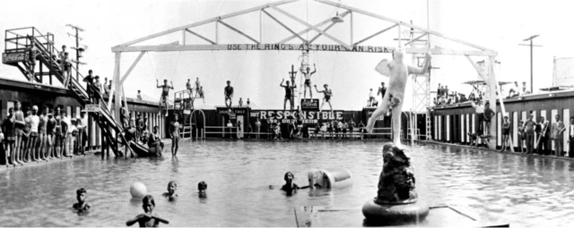 Juan Caldera creó la alberca de la foto, "el corralón", para los habitantes mexicano-estadounidenses de San Bernardino y Colton como alternativa a la piscina municipal. (Imagen de 1930).