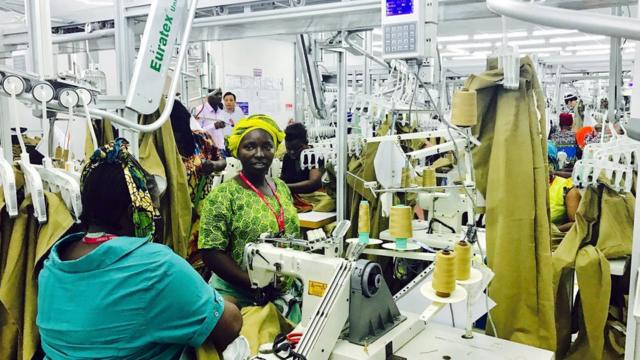 中國企業到坦桑尼亞投資建設的服裝廠。