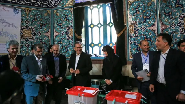 ایران کې د ولسمشریزو ټاکنو دولسمه دوره او د ښارونو او کلیو د اسلامي شورا د ټاکنو پنځمه دوره له روانه ده.