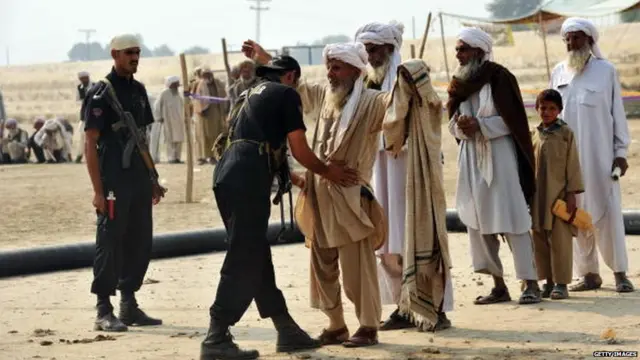 ਦੱਖਣੀ ਵਜ਼ੀਰਿਸਤਾਨ ਵਿੱਚ ਤਲਾਸ਼ੀ ਲੈ ਰਿਹਾ ਇੱਕ ਫੌਜੀ