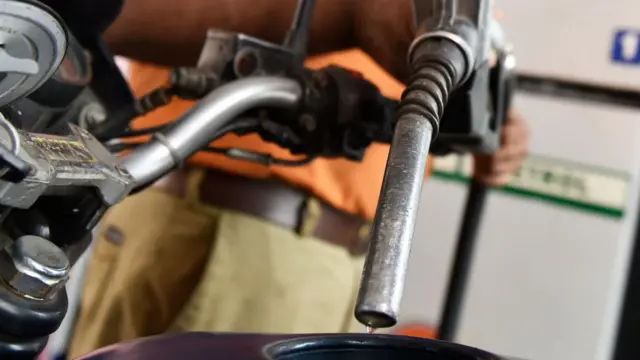 பெட்ரோல், டீசல் விலை குறைப்பு