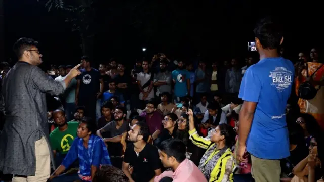 শিক্ষার্থীরা উপাচার্যের বাসভবনের সামনে অবস্থান নিয়ে আছেন।