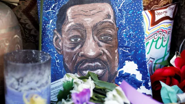 Una pequeña pintura en memoria de George Floyd en Minneapolis.