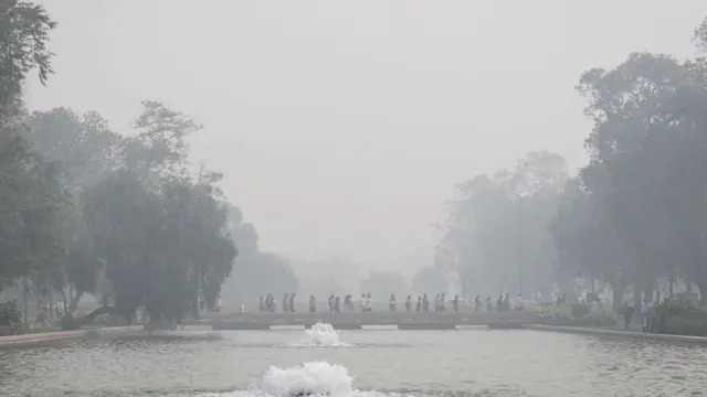 Фото: Дели накрыл токсичный смог, в 40 раз превышающий нормы - BBC News ...