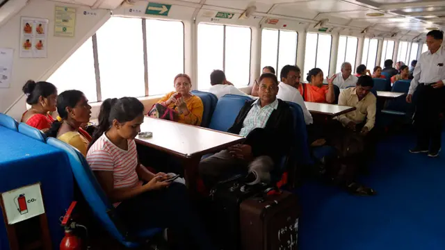 રો-રો ફેરીમાં પ્રવાસ કરી રહેલા લોકો