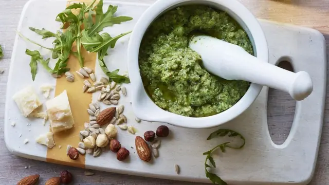 Utilisez les restes de la cuisine pour préparer un pesto nutritif et plein de saveur. La recette superrapide de Dr Rupy est excellente avec les pâtes, les risottos et le poulet.
